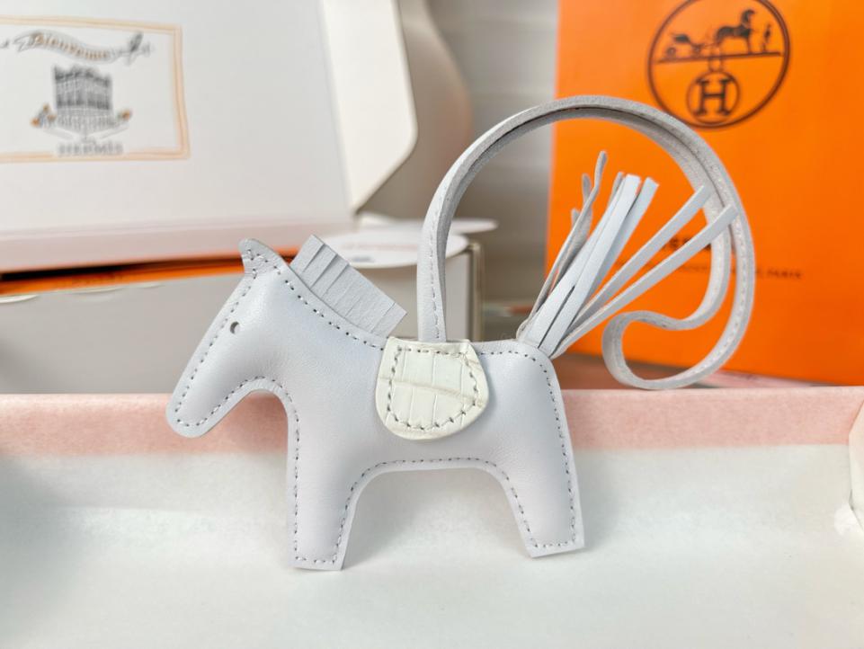 replica,repliche,fake,1:1,earrings,bracelet,ring,jewelry Ciondolo e portachiavi originali per borsa pegase HERMES Rodeo di alta qualità, realizzati con cuciture fatte a mano replica,repliche,fake,1:1,earrings,bracelet,ring,jewelry Ciondolo e portachiavi originali per borsa pegase HERMES Rodeo di alta qualità, realizzati con cuciture fatte a mano