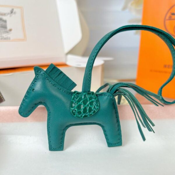 replica,repliche,fake,1:1,earrings,bracelet,ring,jewelry Ciondolo e portachiavi originali per borsa pegase HERMES Rodeo di alta qualità, realizzati con cuciture fatte a mano