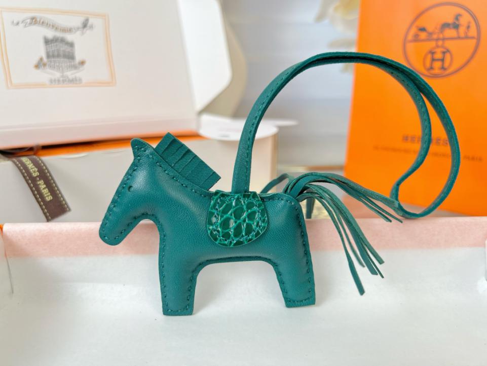 replica,repliche,fake,1:1,earrings,bracelet,ring,jewelry Ciondolo e portachiavi originali per borsa pegase HERMES Rodeo di alta qualità, realizzati con cuciture fatte a mano replica,repliche,fake,1:1,earrings,bracelet,ring,jewelry Ciondolo e portachiavi originali per borsa pegase HERMES Rodeo di alta qualità, realizzati con cuciture fatte a mano