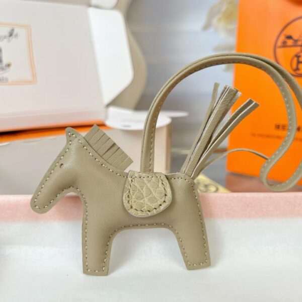 replica,repliche,fake,1:1,earrings,bracelet,ring,jewelry Ciondolo e portachiavi originali per borsa pegase HERMES Rodeo di alta qualità, realizzati con cuciture fatte a mano