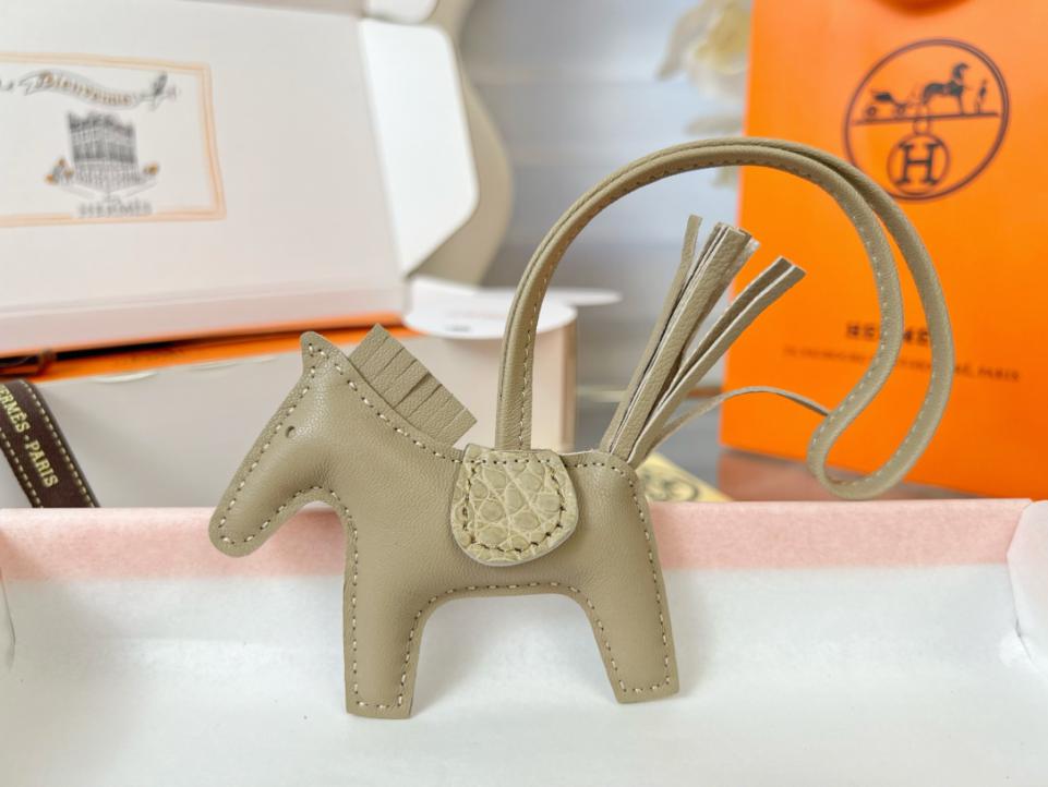 replica,repliche,fake,1:1,earrings,bracelet,ring,jewelry Ciondolo e portachiavi originali per borsa pegase HERMES Rodeo di alta qualità, realizzati con cuciture fatte a mano replica,repliche,fake,1:1,earrings,bracelet,ring,jewelry Ciondolo e portachiavi originali per borsa pegase HERMES Rodeo di alta qualità, realizzati con cuciture fatte a mano