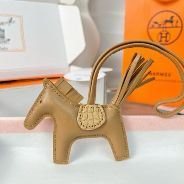replica,repliche,fake,1:1,earrings,bracelet,ring,jewelry Ciondolo e portachiavi originali per borsa pegase HERMES Rodeo di alta qualità, realizzati con cuciture fatte a mano