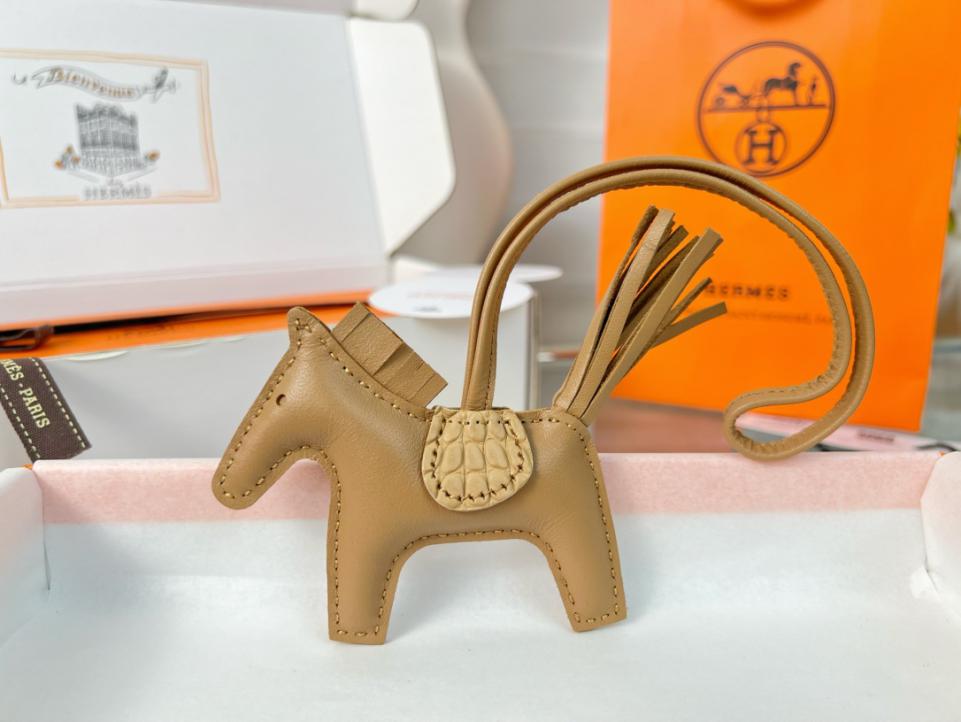 replica,repliche,fake,1:1,earrings,bracelet,ring,jewelry Ciondolo e portachiavi originali per borsa pegase HERMES Rodeo di alta qualità, realizzati con cuciture fatte a mano replica,repliche,fake,1:1,earrings,bracelet,ring,jewelry Ciondolo e portachiavi originali per borsa pegase HERMES Rodeo di alta qualità, realizzati con cuciture fatte a mano