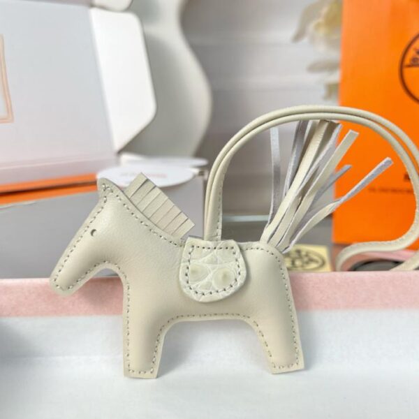 replica,repliche,fake,1:1,earrings,bracelet,ring,jewelry Ciondolo e portachiavi originali per borsa pegase HERMES Rodeo di alta qualità, realizzati con cuciture fatte a mano