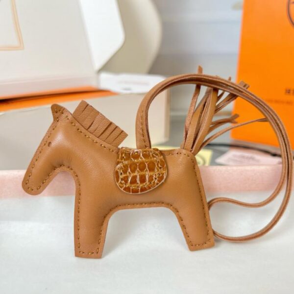 replica,repliche,fake,1:1,earrings,bracelet,ring,jewelry Ciondolo e portachiavi originali per borsa pegase HERMES Rodeo di alta qualità, realizzati con cuciture fatte a mano