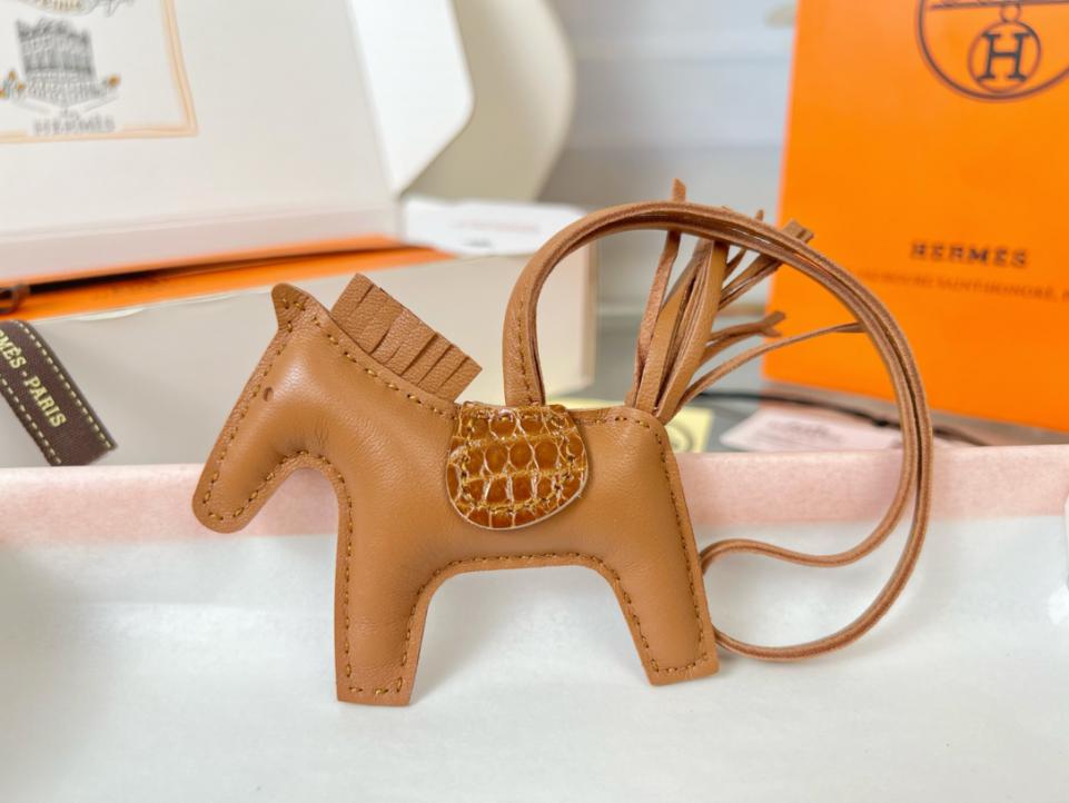 replica,repliche,fake,1:1,earrings,bracelet,ring,jewelry Ciondolo e portachiavi originali per borsa pegase HERMES Rodeo di alta qualità, realizzati con cuciture fatte a mano replica,repliche,fake,1:1,earrings,bracelet,ring,jewelry Ciondolo e portachiavi originali per borsa pegase HERMES Rodeo di alta qualità, realizzati con cuciture fatte a mano