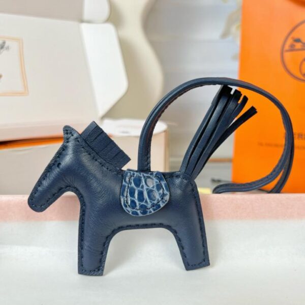 replica,repliche,fake,1:1,earrings,bracelet,ring,jewelry Ciondolo e portachiavi originali per borsa pegase HERMES Rodeo di alta qualità, realizzati con cuciture fatte a mano
