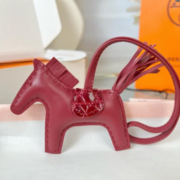 replica,repliche,fake,1:1,earrings,bracelet,ring,jewelry Ciondolo e portachiavi originali per borsa pegase HERMES Rodeo di alta qualità, realizzati con cuciture fatte a mano