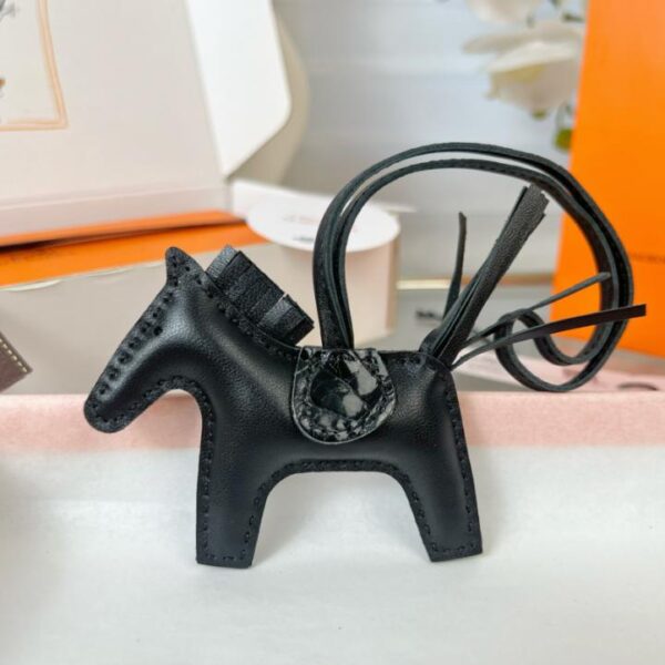 replica,repliche,fake,1:1,earrings,bracelet,ring,jewelry Ciondolo e portachiavi originali per borsa pegase HERMES Rodeo di alta qualità, realizzati con cuciture fatte a mano