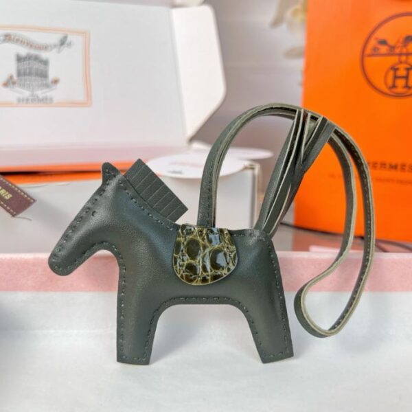 replica,repliche,fake,1:1,earrings,bracelet,ring,jewelry Ciondolo e portachiavi originali per borsa pegase HERMES Rodeo di alta qualità, realizzati con cuciture fatte a mano