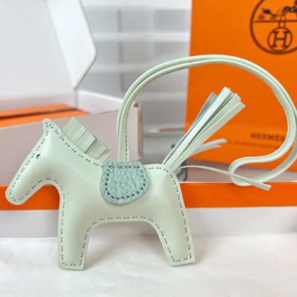 replica,repliche,fake,1:1,earrings,bracelet,ring,jewelry Ciondolo e portachiavi originali per borsa pegase HERMES Rodeo di alta qualità, realizzati con cuciture fatte a mano