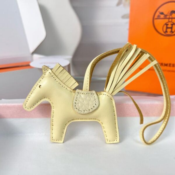 replica,repliche,fake,1:1,earrings,bracelet,ring,jewelry Ciondolo e portachiavi originali per borsa pegase HERMES Rodeo di alta qualità, realizzati con cuciture fatte a mano