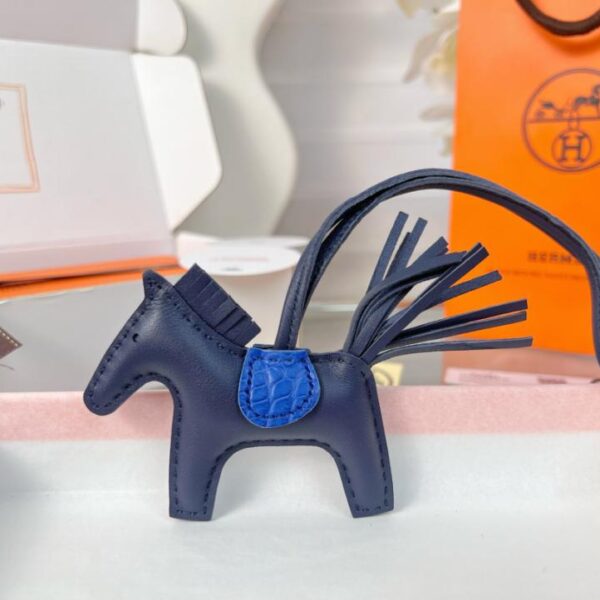 replica,repliche,fake,1:1,earrings,bracelet,ring,jewelry Ciondolo e portachiavi originali per borsa pegase HERMES Rodeo di alta qualità, realizzati con cuciture fatte a mano