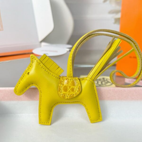 replica,repliche,fake,1:1,earrings,bracelet,ring,jewelry Ciondolo e portachiavi originali per borsa pegase HERMES Rodeo di alta qualità, realizzati con cuciture fatte a mano