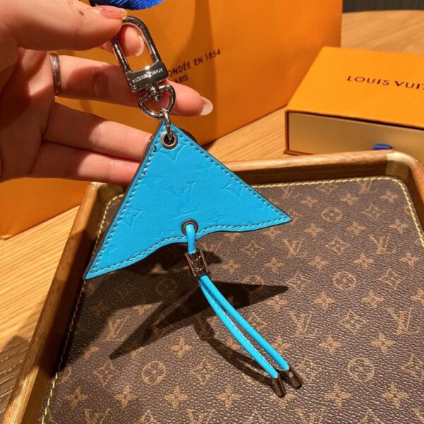 replica,repliche,fake,1:1,earrings,bracelet,ring,jewelry Portachiavi con ciondolo per borsa Louis Vuitton “Prendi un aquilone ed esplora Parigi”.