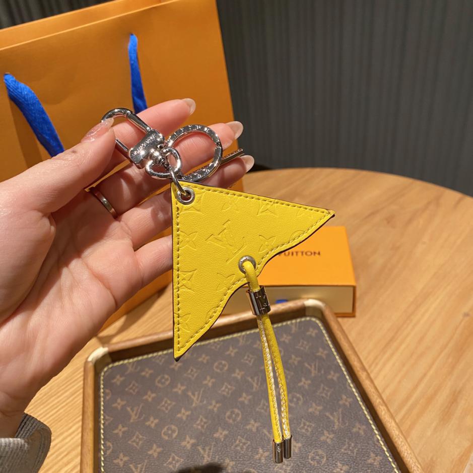 replica,repliche,fake,1:1,earrings,bracelet,ring,jewelry Portachiavi con ciondolo per borsa Louis Vuitton “Prendi un aquilone ed esplora Parigi”. replica,repliche,fake,1:1,earrings,bracelet,ring,jewelry Portachiavi con ciondolo per borsa Louis Vuitton “Prendi un aquilone ed esplora Parigi”.