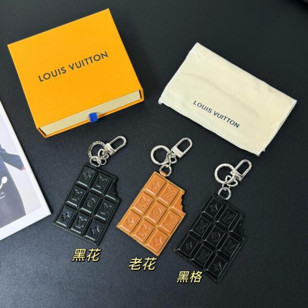 replica,repliche,fake,1:1,earrings,bracelet,ring,jewelry Louis Vuitton M01478 Ciondolo portachiavi al cioccolato 3 colori
