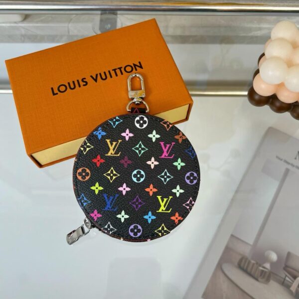 replica,repliche,fake,1:1,earrings,bracelet,ring,jewelry Ciondolo portamonete rotondo Louis Vuitton 8 colori Portamonete serie Vivienne vivi