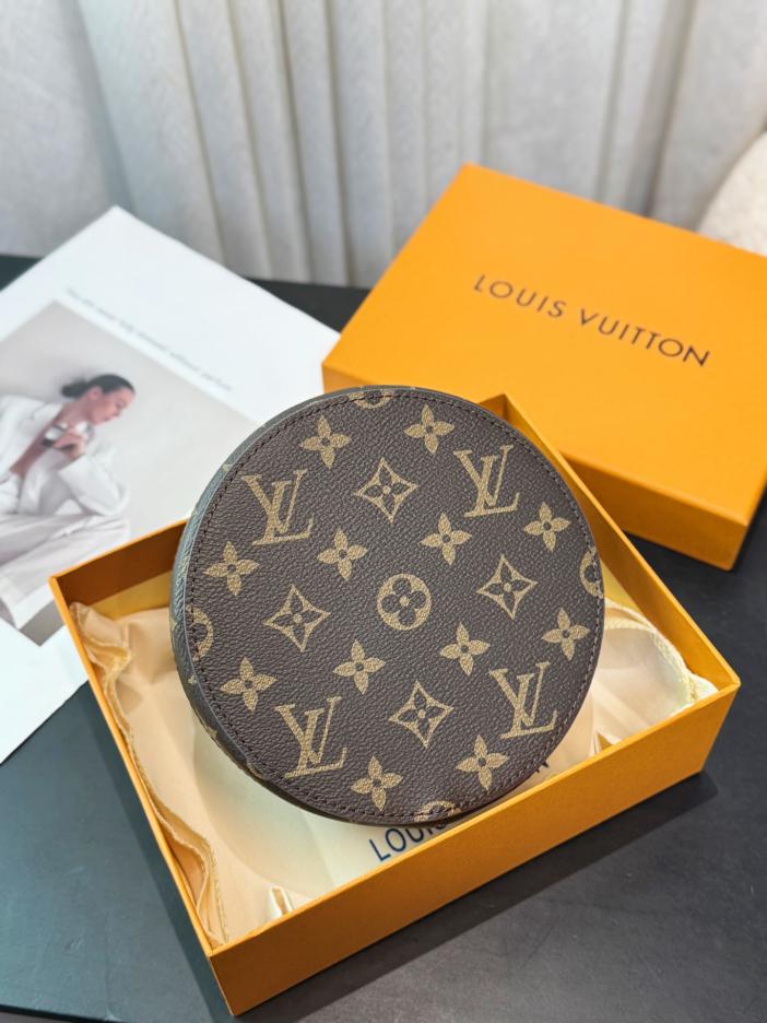 replica,repliche,fake,1:1,earrings,bracelet,ring,jewelry Scatola portaoggetti leggera serie lusso lv scatola portaoggetti 3 modelli Vivienne Candy Box replica,repliche,fake,1:1,earrings,bracelet,ring,jewelry Scatola portaoggetti leggera serie lusso lv scatola portaoggetti 3 modelli Vivienne Candy Box