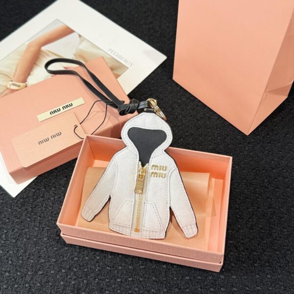 replica,repliche,fake,1:1,earrings,bracelet,ring,jewelry Ciondolo con cordino per giacca a strato d’aria in pelle MIUMIU