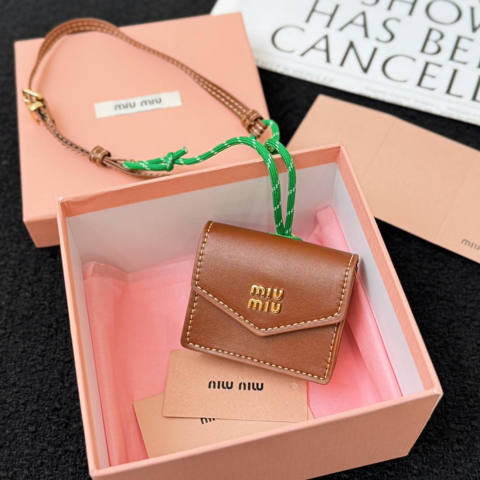 replica,repliche,fake,1:1,earrings,bracelet,ring,jewelry Ciondolo con cordino per borsa in pelle MIUMIU 3 colori replica,repliche,fake,1:1,earrings,bracelet,ring,jewelry Ciondolo con cordino per borsa in pelle MIUMIU 3 colori
