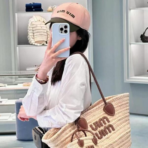 Nuovo cappellino da baseball ricamato di Miu Miu
