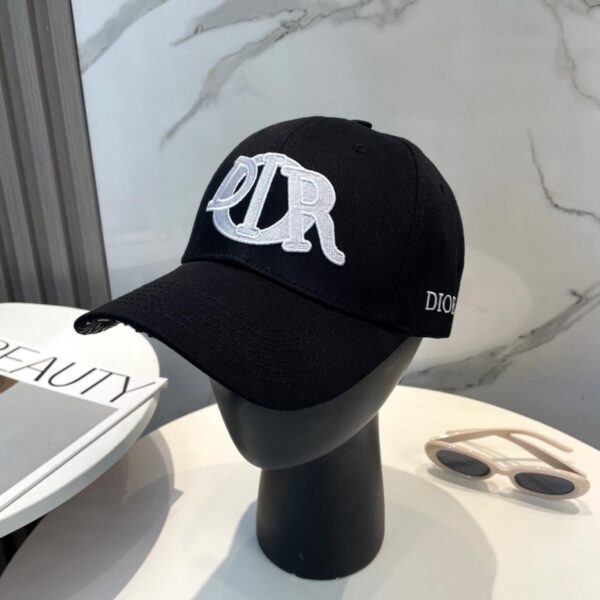 replica,repliche,fake,1:1,earrings,bracelet,ring,jewelry Il nuovo berretto da baseball ricamato dal volume di Dior Dior
