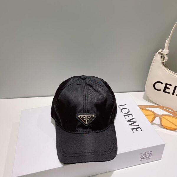 replica,repliche,fake,1:1,earrings,bracelet,ring,jewelry I nuovi cappellini da baseball di Prada vengono spediti contemporaneamente dai banchi