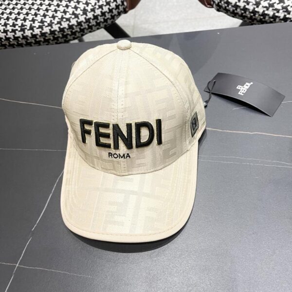 Cappellino da baseball FENDI serie presbiopia, classico oggetto FF di seconda mano