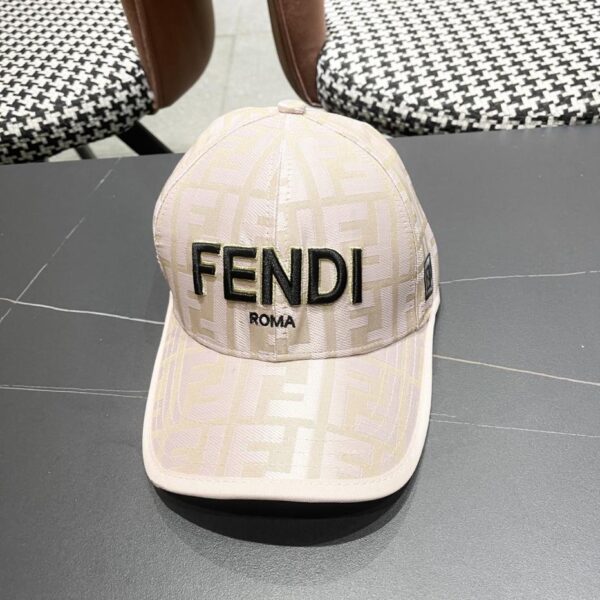 Cappellino da baseball FENDI serie presbiopia, classico oggetto FF di seconda mano