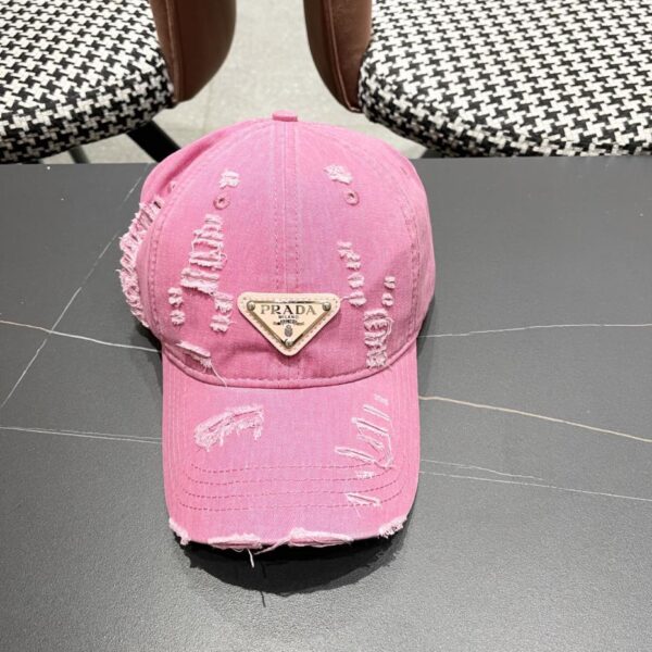 Prada nuovo cappellino da baseball ridisegnato