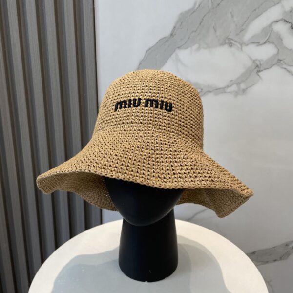 Nuovo cappello in rafia di Miu Miu, stesso stile del bancone