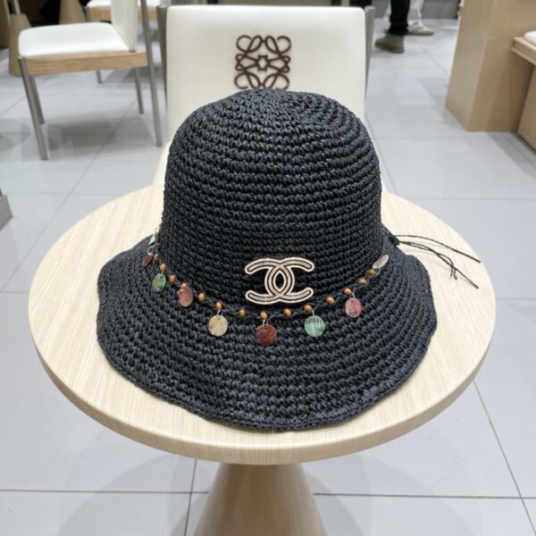 replica,repliche,fake,1:1,earrings,bracelet,ring,jewelry Cappello a secchiello di paglia di Chanel con paillettes a conchiglia bohémien