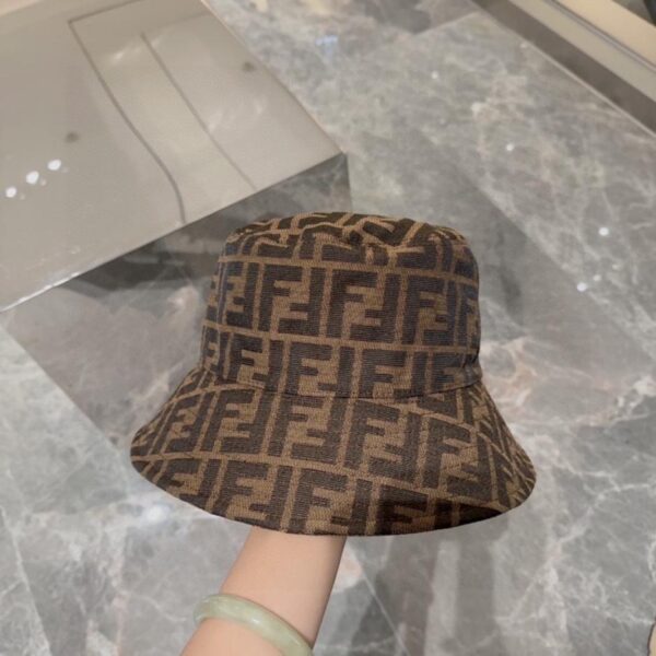 replica,repliche,fake,1:1,earrings,bracelet,ring,jewelry Cappello da pescatore Fendi con lettera presbite