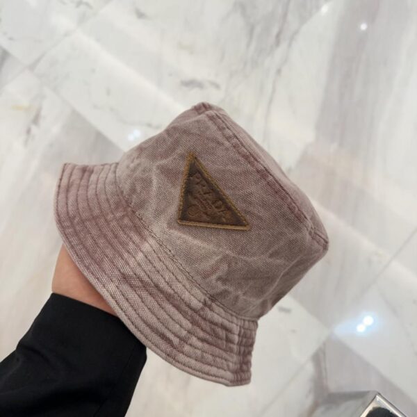 replica,repliche,fake,1:1,earrings,bracelet,ring,jewelry Cappello a secchiello con lettera ricamata Prada
