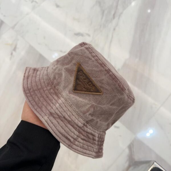 replica,repliche,fake,1:1,earrings,bracelet,ring,jewelry Cappello a secchiello con lettera ricamata Prada