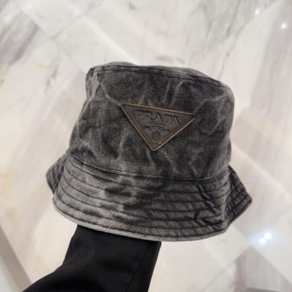 replica,repliche,fake,1:1,earrings,bracelet,ring,jewelry Cappello a secchiello con lettera ricamata Prada