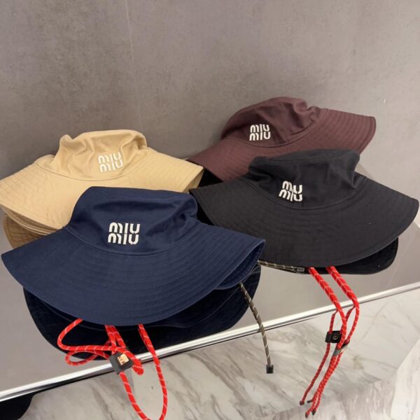 Cappello da pescatore a tesa larga ricamato di Miu Miu