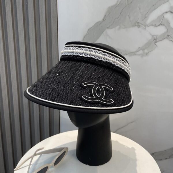 Il nuovo cappello cavo in stile dolce bordato di pizzo di Chanel