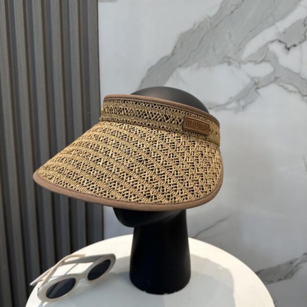 replica,repliche,fake,1:1,earrings,bracelet,ring,jewelry Nuovo cappello con fascia superiore cava con visiera di Miu Miu