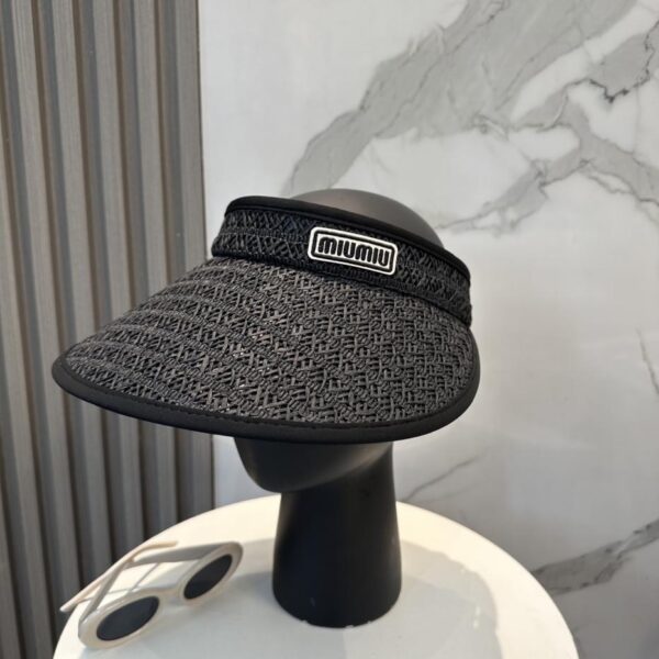 replica,repliche,fake,1:1,earrings,bracelet,ring,jewelry Nuovo cappello con fascia superiore cava con visiera di Miu Miu