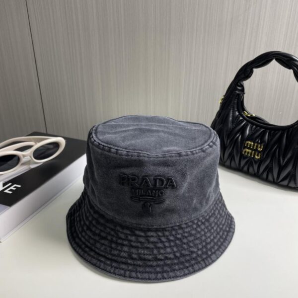 replica,repliche,fake,1:1,earrings,bracelet,ring,jewelry Cappello a secchiello con lettera ricamata Prada