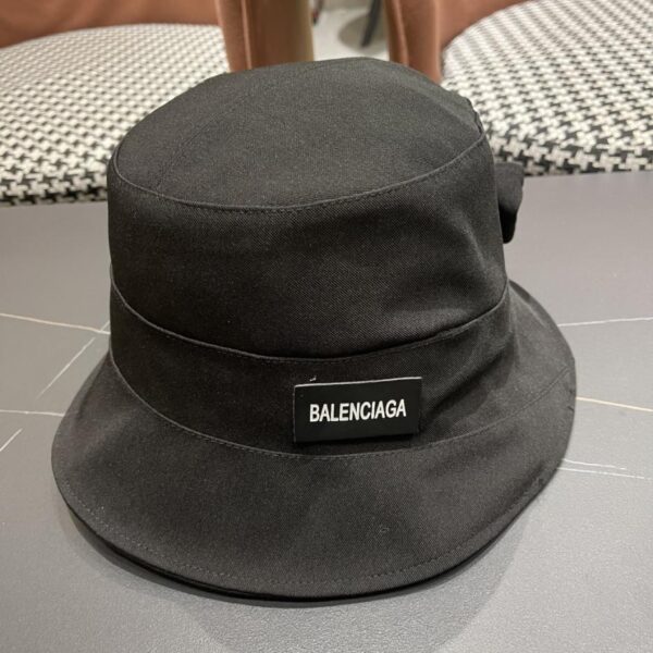 replica,repliche,fake,1:1,earrings,bracelet,ring,jewelry Cappello bucket invernale BALENCIAGA irregolare