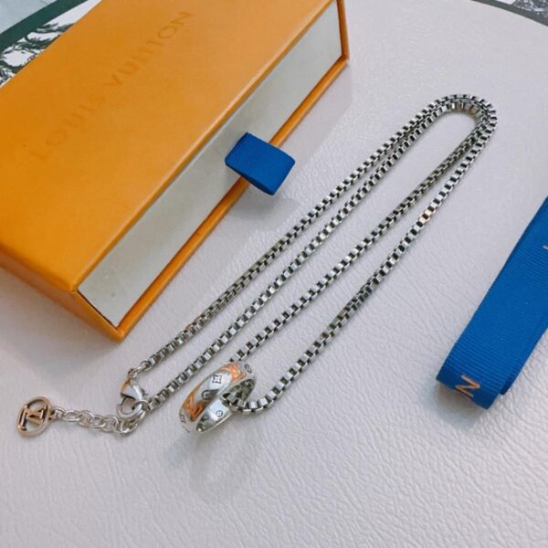replica,repliche,fake,1:1,earrings,bracelet,ring,jewelry Collana Louis Vuitton RW originale, nuovo stile, modello retrò, coppia, rock punk, stile tailandese in argento (6Y7D3)