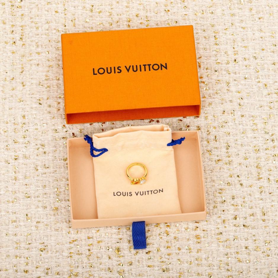 replica,repliche,fake,1:1,earrings,bracelet,ring,jewelry Anello LV a forma di cuore verde con diamanti a forma di cuore di grado 5a, serie Flowergram (HX1PR) replica,repliche,fake,1:1,earrings,bracelet,ring,jewelry Anello LV a forma di cuore verde con diamanti a forma di cuore di grado 5a, serie Flowergram (HX1PR)