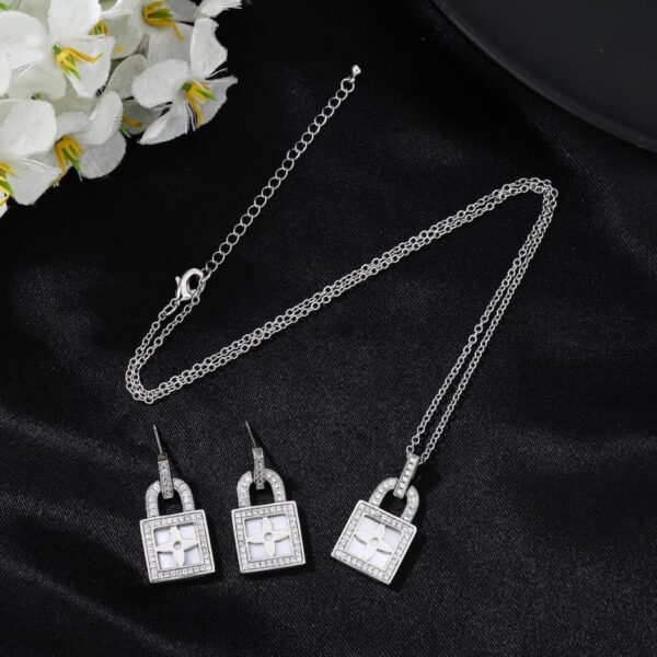 replica,repliche,fake,1:1,earrings,bracelet,ring,jewelry Collana e orecchini LV, nuovo set (7L77A)