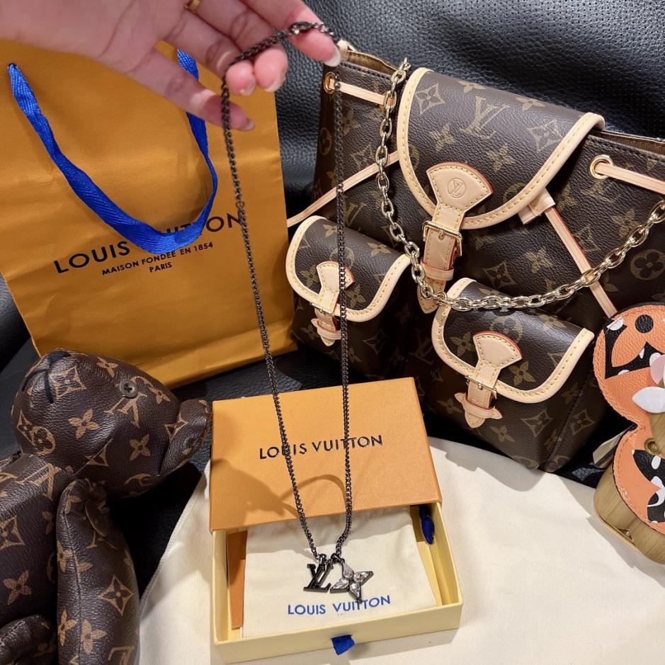 replica,repliche,fake,1:1,earrings,bracelet,ring,jewelry Collana con lettera floreale intarsiata a mano e taglio fiore LouisVuitton (DPNTE) replica,repliche,fake,1:1,earrings,bracelet,ring,jewelry Collana con lettera floreale intarsiata a mano e taglio fiore LouisVuitton (DPNTE)