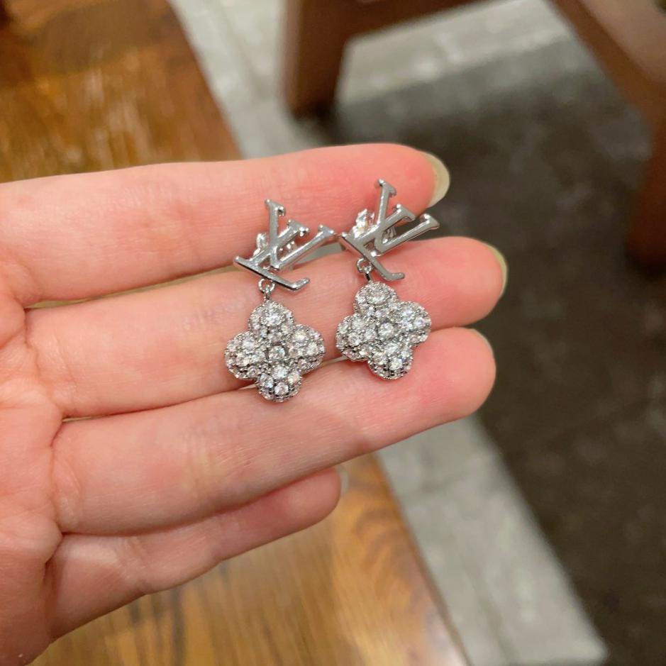 replica,repliche,fake,1:1,earrings,bracelet,ring,jewelry Orecchini con lettera LV e diamanti in ottone originale, argento sterling 925 (STEWG) replica,repliche,fake,1:1,earrings,bracelet,ring,jewelry Orecchini con lettera LV e diamanti in ottone originale, argento sterling 925 (STEWG)