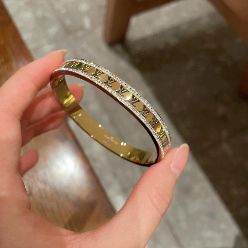 replica,repliche,fake,1:1,earrings,bracelet,ring,jewelry Bracciale con lettera LV, nuovo prodotto (I1MJ2) replica,repliche,fake,1:1,earrings,bracelet,ring,jewelry Bracciale con lettera LV, nuovo prodotto (I1MJ2)