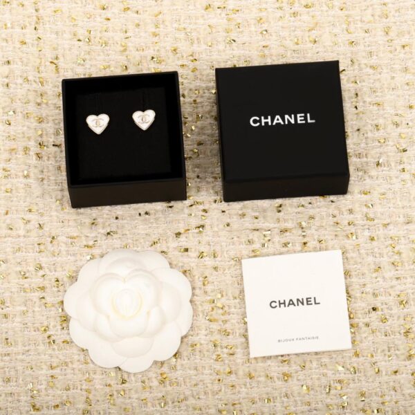 Orecchini Chanel a forma di cuore in smalto bianco (X7VWJ)